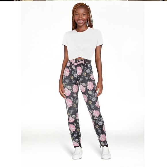 🛍 CELEBRITY PINK Hi Rise Multicolor floral print Mom Jeans 3/26 NWT - Picture 3 of 6